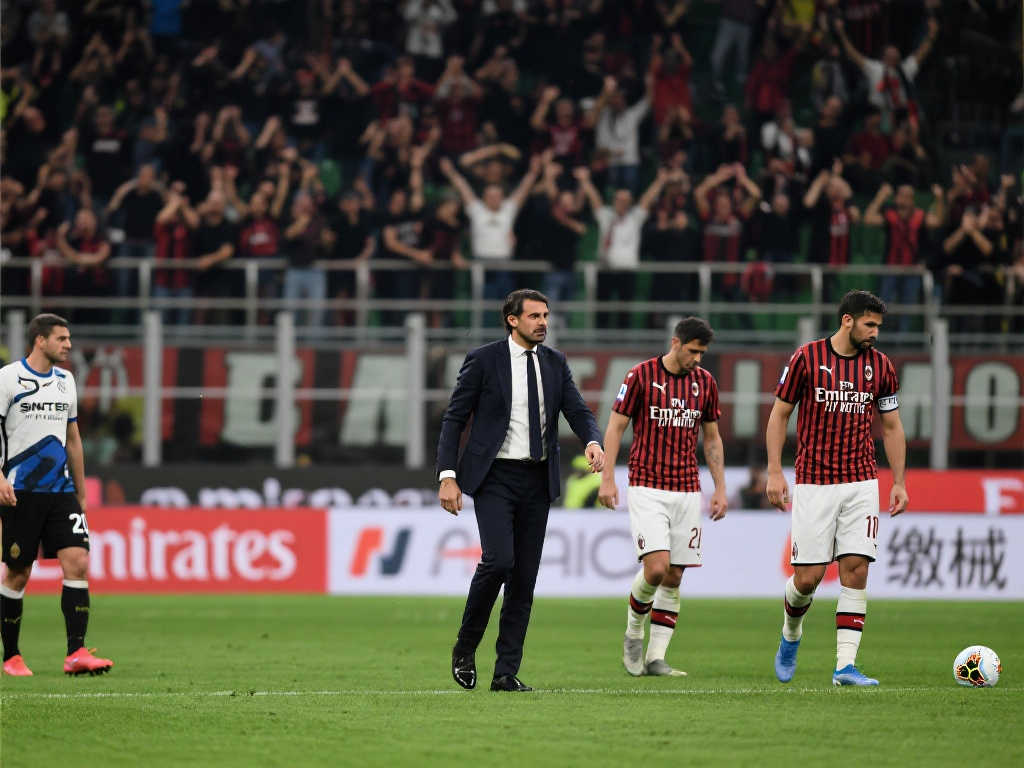 【现场】米兰失守圣西罗,丰塞卡遭万人嘘声痛批 【现场】米兰失守圣西罗,丰塞卡遭万人嘘声痛批