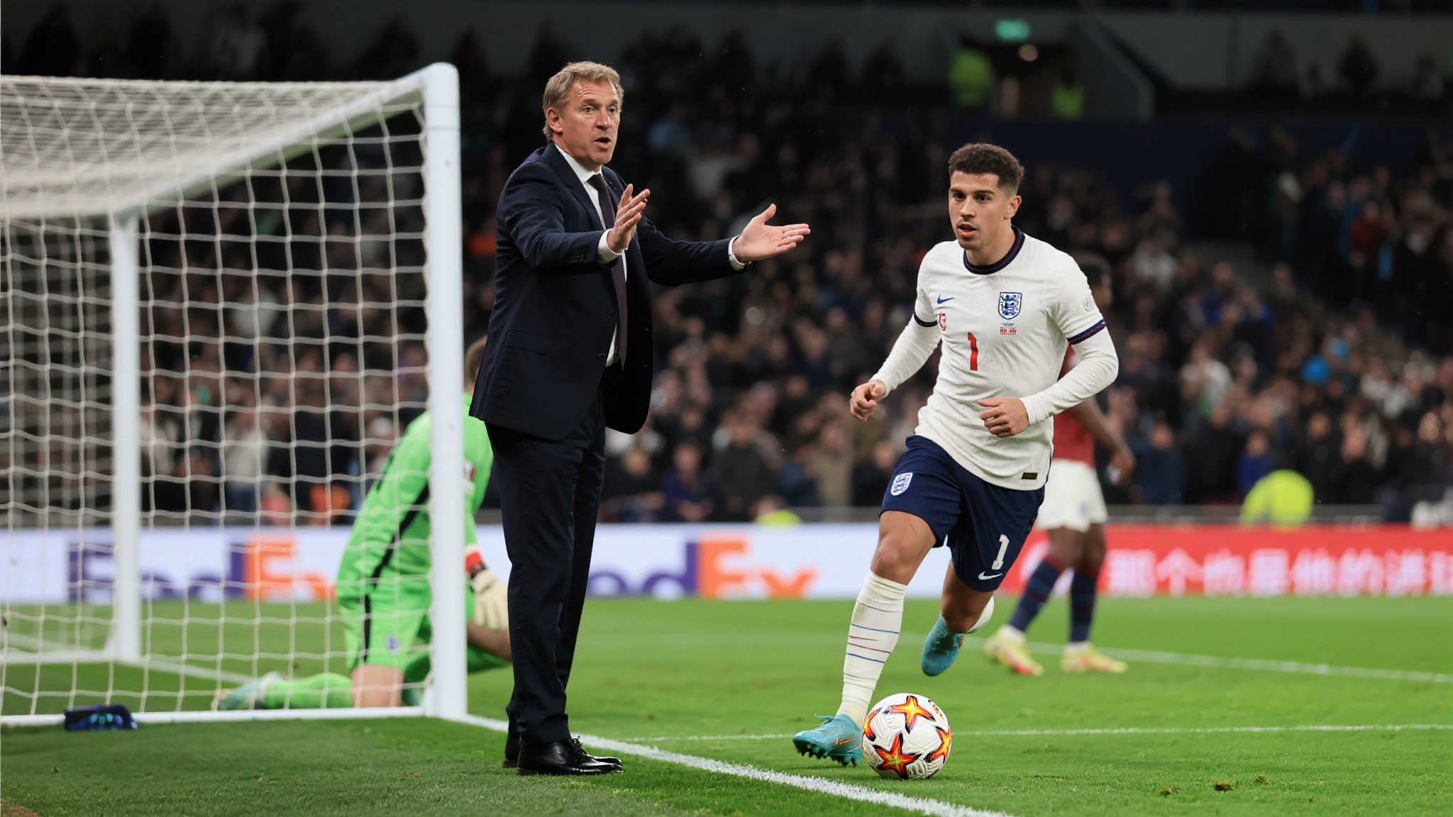 当他说出“那个也是他的进球”时，不禁让人思考：在现